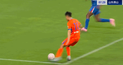 鲁沪大战争议判罚!马纳法手球逃点,媒体人:麦麦提江看都不看