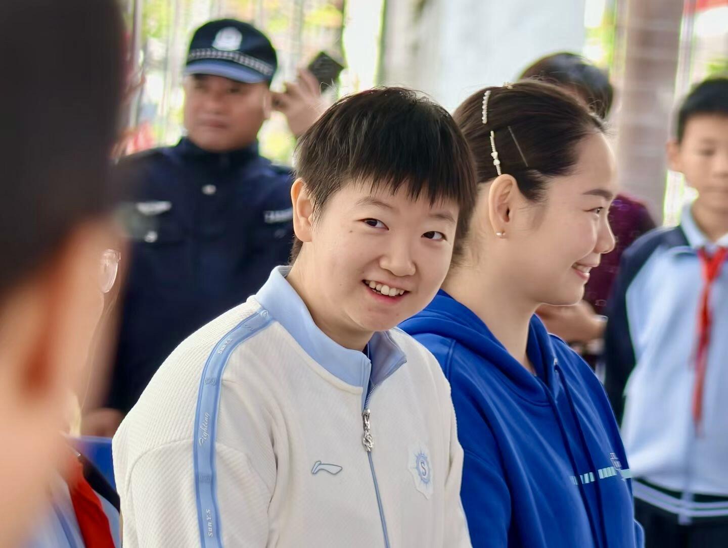 pp电子-国乒亮相剑指亚洲杯！孙颖莎欢乐笑弯腰，王曼昱合影一脸严肃