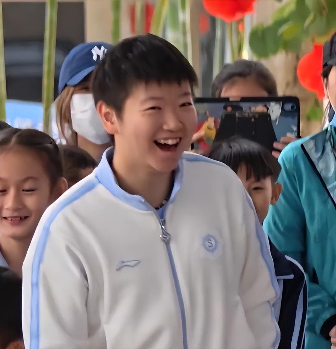 pp电子-国乒亮相剑指亚洲杯！孙颖莎欢乐笑弯腰，王曼昱合影一脸严肃