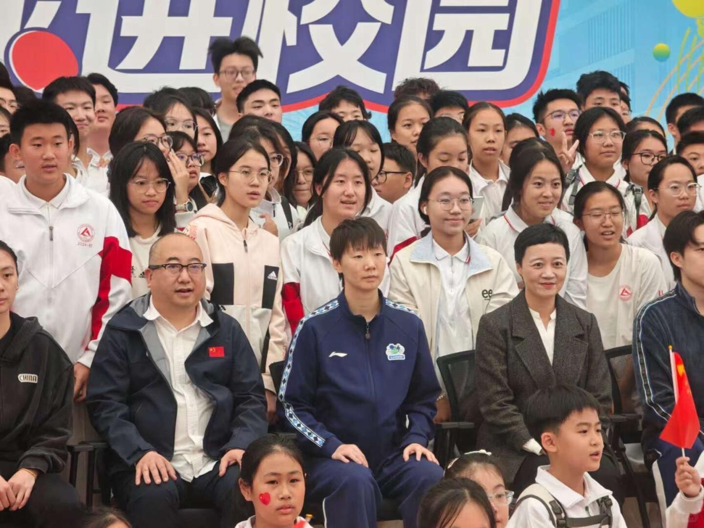 pp电子-国乒亮相剑指亚洲杯！孙颖莎欢乐笑弯腰，王曼昱合影一脸严肃